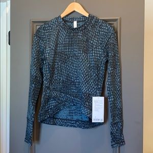 Lulu lemon close to crossing LS pullover